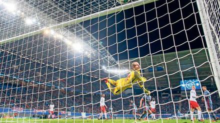 Leider drin. Leipzigs Torwart Peter Gulacsi kann das 1:2 durch Istanbuls Talisca nicht verhindern.