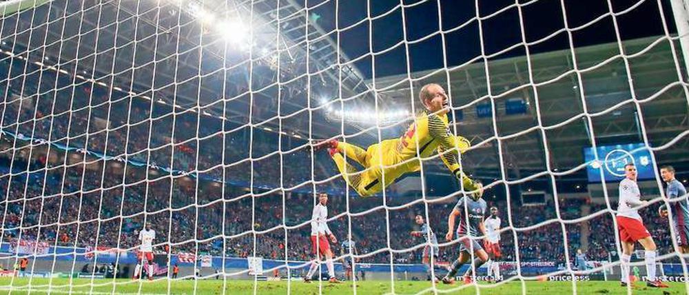 Leider drin. Leipzigs Torwart Peter Gulacsi kann das 1:2 durch Istanbuls Talisca nicht verhindern. 