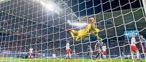 Leider drin. Leipzigs Torwart Peter Gulacsi kann das 1:2 durch Istanbuls Talisca nicht verhindern. 