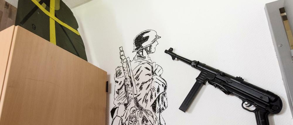 Eine Maschinenpistole, die bei der Deutschen Wehrmacht eingesetzt wurde. Daneben ein deutscher Soldaten aus dem Zweiten Weltkrieg. In dieser Kaserne in Illkirch bei Straßburg war der terrorverdächtige Oberleutnant Franco A. stationiert.
