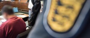 Der Angeklagte Hussein K. sitzt am 12.10.2017 in Freiburg mit Handschellen im Landgericht im Gerichtssaal neben seinem Verteidiger. 