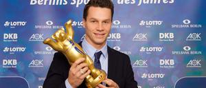 Berlins sportlichster Mann. Patrick Hausding mit dem goldenen Bären.