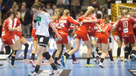 Aus und vorbei. Jenny Karolus und das deutsche Team verabschieden sich, Dänemark jubelt.