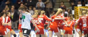 Aus und vorbei. Jenny Karolus und das deutsche Team verabschieden sich, Dänemark jubelt.