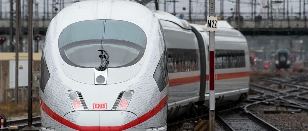 Ein Sonderzug der Deutschen Bahn am Hauptbahnhof in München.