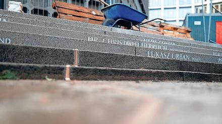 Zwölf Namen. Auf der Treppe vor der Gedächtniskirche wird der Todesopfer vom Breitscheidplatz gedacht. 
