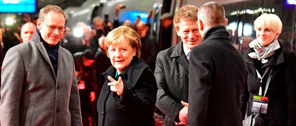 Bundeskanzlerin Angela Merkel und Berlins Regierender Bürgermeister Michael Müller nach der Ankunft des Sonderzuges in Berlin.