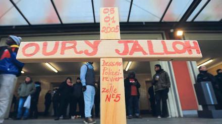 Gedenken. Ein Kreuz für Oury Jalloh in Dessau.