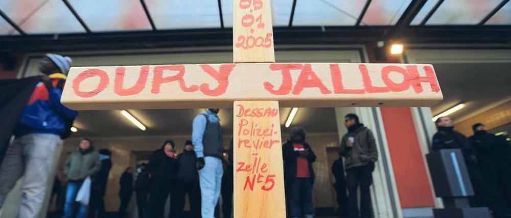 Gedenken. Ein Kreuz für Oury Jalloh in Dessau.