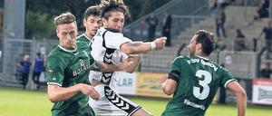 Babelsbergs Andis Shala (weißes Trikot) im Duell mit einem Trio von Union Fürstenwalde in der Regionalliga Nordost. Kommende Saison hat die Liga einen direkten Aufsteiger.