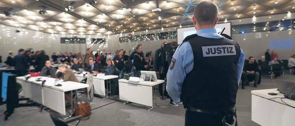 Für die erwartete große Zahl der Besucher wurde ein Gerichtssaal auf dem Düsseldorfer Messegelände eingerichtet.