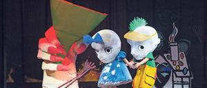 Die Sänger von Gretel (Elsa Dreisig) und Hänsel (Katrin Wundsam) stecken den ganzen Abend unter Riesenköpfen.