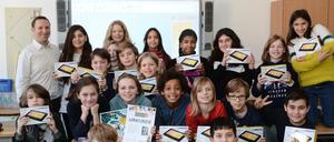 Gewinnerklasse 5b der Scharmützelsee-Grundschule. Schülerin Luise hat mit ihrem Kunstwerk „Die Weihnachtskugel“ gewonnen. 