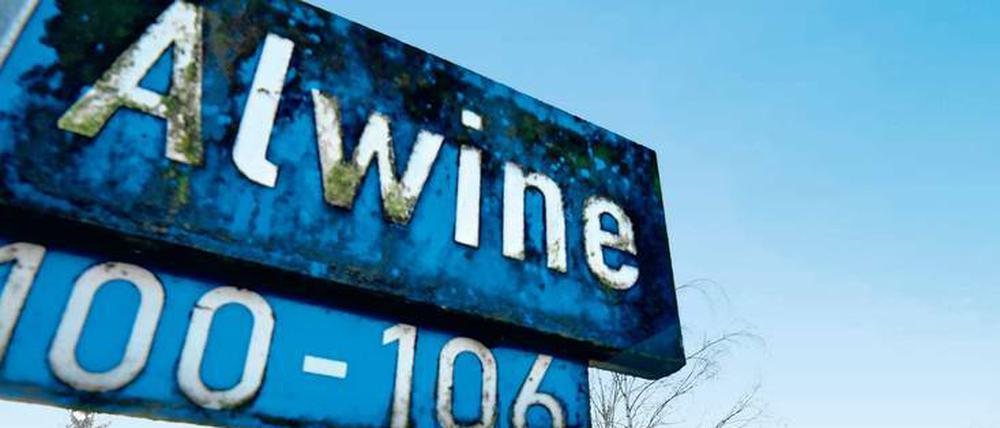 Ab in den Süden. In der Ortschaft Alwine leben 15 Mieter in ziemlich baufälligen Häusern.