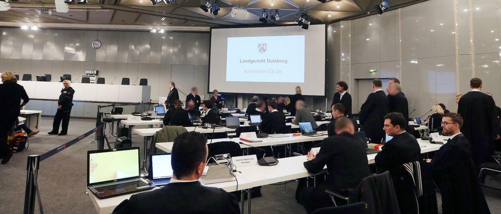 Verteidiger und ihre Anwälte beim Start des Loveparade-Prozesses in Duisburg.