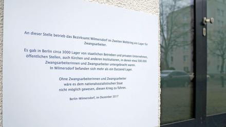 Eigeninitiative: Die unabhängig vom Bezirksamt angebrachte Gedenktafel an der Wilhelmsaue 40.