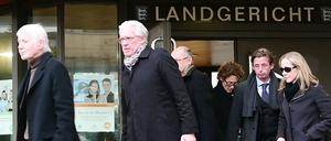 Der ehemalige Drogeriekettenbesitzer Anton Schlecker (l) verlässt zusammen mit seinen Kindern Lars (3.v.r) und Meike (r) das Landgericht in Stuttgart-