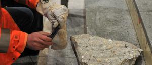 Im Dezember 2012 fiel am Bahnhof Friedrichstraße dieses Betonstück aus der Decke der Haupthalle. Foto: P. Zinken/dpa