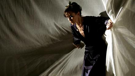 Bereit zum Absprung. Schauspielerin Sophie Rois bei den Proben zu "Die Kameliendame" von Alexandre Dumas an der Volksbühne im Jahr 2011.