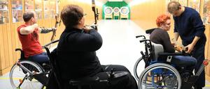 Beim Rundgang im Unfallkrankenhaus Berlin besuchte das Team der Nachwuchsreporter der "Paralympics Zeitung PyeongChang 2018" auch die Bogenschützen im Reha-Zentrum des Unfallkrankenhauses Berlin in Marzahn.