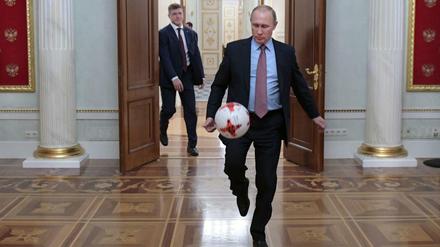 Kick it like Putin. Auch wegen der Fußball-WM startet Russland bei Olympia.