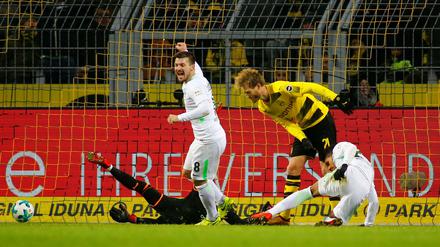 Siegen leicht gemacht. Werder Bremen stürzte den BVB noch tiefer in die Krise. Vor allem die erste Halbzeit der Dortmunder war erschreckend schwach. 