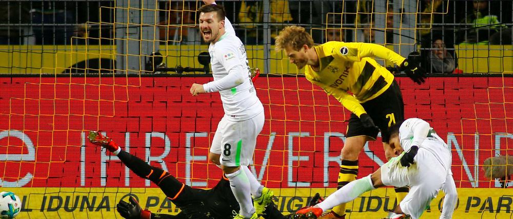 Siegen leicht gemacht. Werder Bremen stürzte den BVB noch tiefer in die Krise. Vor allem die erste Halbzeit der Dortmunder war erschreckend schwach.