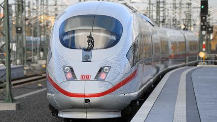 Steckengeblieben. Einer der ICEs, der am Freitag die Bahn-Schnellstrecke München-Berlin eröffnete. 