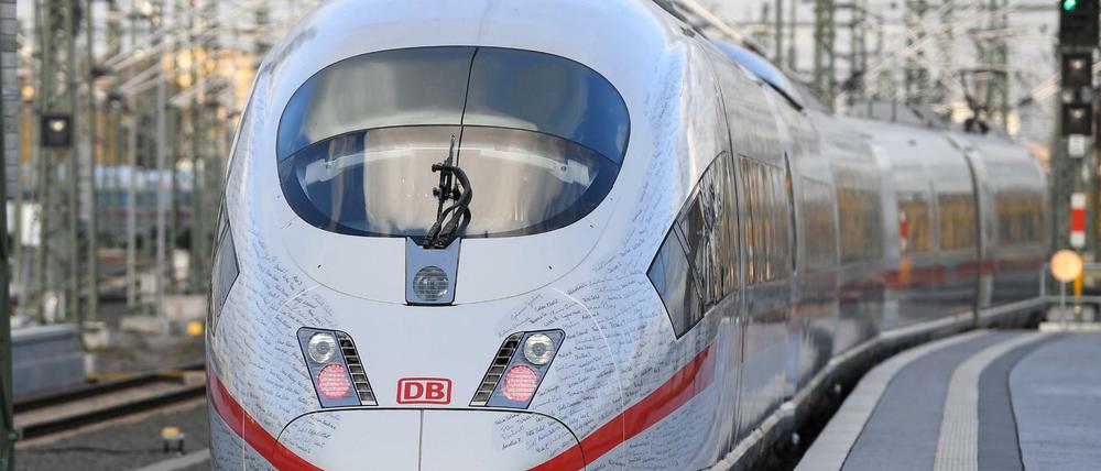 Steckengeblieben. Einer der ICEs, der am Freitag die Bahn-Schnellstrecke München-Berlin eröffnete.