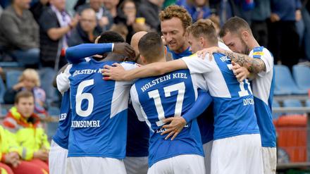 Geschlossen nach oben. Dominic Peitz (M.) und Holstein Kiel in Liga Zwei.