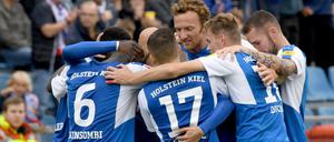 Geschlossen nach oben. Dominic Peitz (M.) und Holstein Kiel in Liga Zwei.