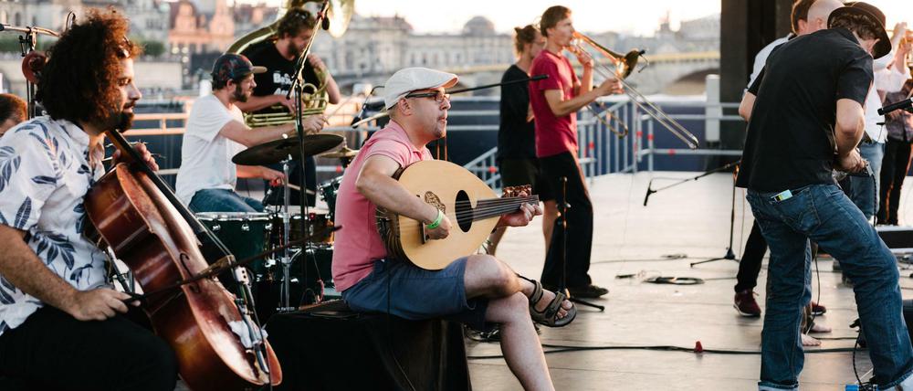Die Band Banda Internationale über den Dächern von Dresden.