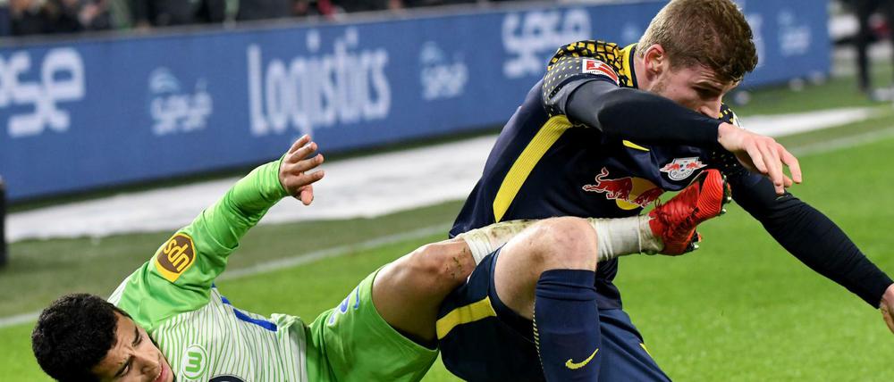 Harter Kampf um den Ball: Wolfsburgs William (l) und Leipzigs Timo Werner. 