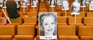 Diesmal im Haus der Berliner Festspiele. Bei der Probe waren die Promis zumindest schon als Pappaufsteller anwesend.