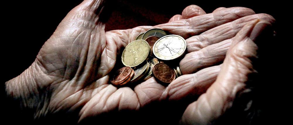 Weil die Lebenshaltungskosten hoch sind, haben vor allem Ältere Finanzprobleme.