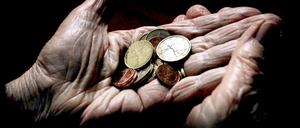Weil die Lebenshaltungskosten hoch sind, haben vor allem Ältere Finanzprobleme.