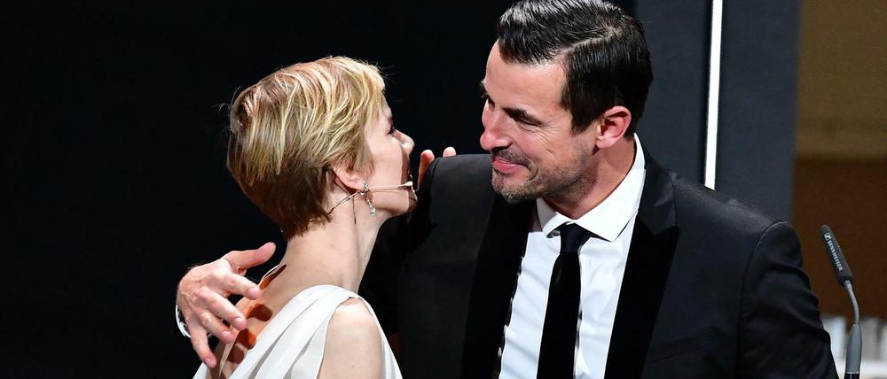 Die deutsche Schauspielerin Sandra Hüller gratuliert dem dänischen Schauspieler Claes Bang zu seinem Preis in der Kategorie «Bester Darsteller». 