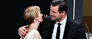 Die deutsche Schauspielerin Sandra Hüller gratuliert dem dänischen Schauspieler Claes Bang zu seinem Preis in der Kategorie «Bester Darsteller». 