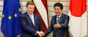 Lettlands Premierminister Maris Kucinskis und sein japanischer Amtskollege Shinzo Abe bei einem Treffen Anfang Dezember in Tokio.