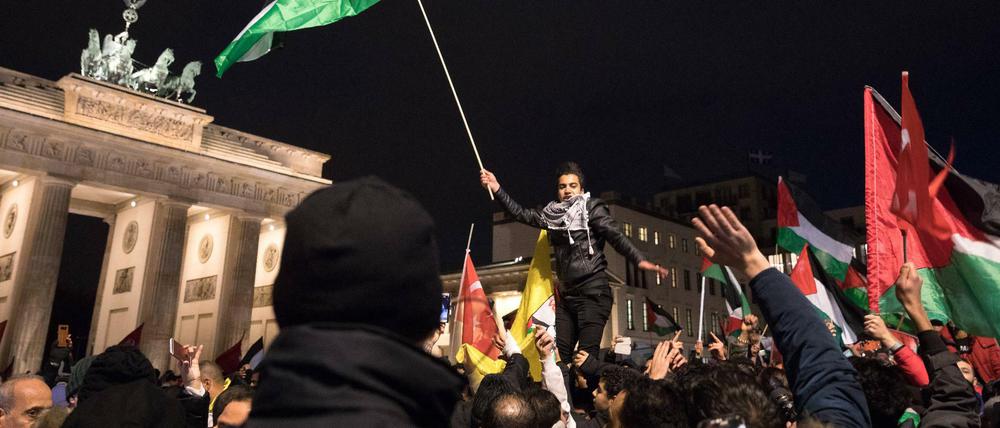 Über 1000 Menschen protestieren auf dem Pariser Platz in Berlin als Reaktion auf die Anerkennung von Jerusalem als israelische Hauptstadt durch den US-Praesident Donald Trump.