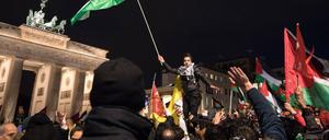Über 1000 Menschen protestieren auf dem Pariser Platz in Berlin als Reaktion auf die Anerkennung von Jerusalem als israelische Hauptstadt durch den US-Praesident Donald Trump. 