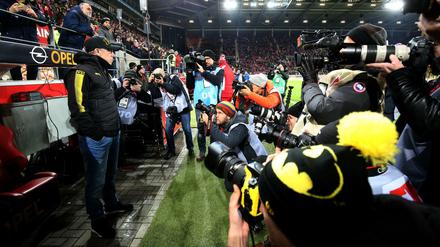 Der neue Dortmunder Trainer Peter Stöger wird von Fotografen umringt.