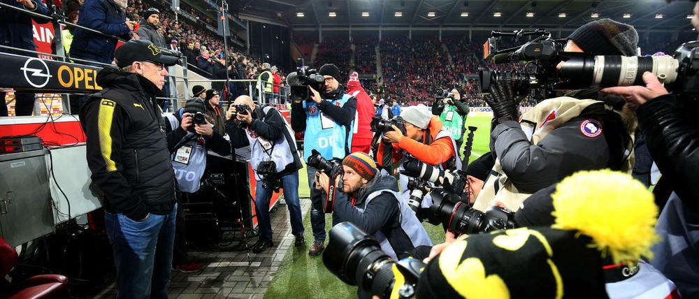 Der neue Dortmunder Trainer Peter Stöger wird von Fotografen umringt.