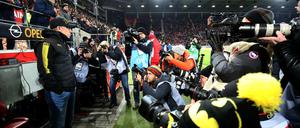 Der neue Dortmunder Trainer Peter Stöger wird von Fotografen umringt. 