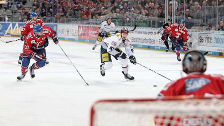 Louis-Marc Aubry (Bildmitte) erzielte in Mannheim den Siegtreffer zum 2:1 - auf kuriose Art und Weise.