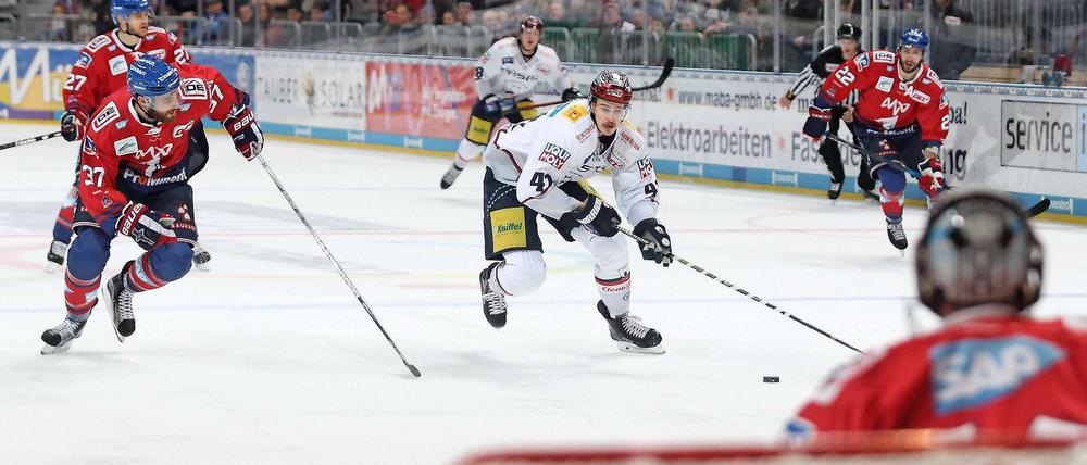 Louis-Marc Aubry (Bildmitte) erzielte in Mannheim den Siegtreffer zum 2:1 - auf kuriose Art und Weise.