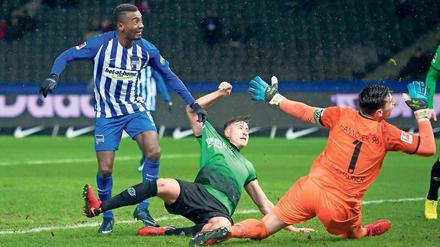 Handlungsschnelligkeit hilft. Während sich seine Gegenspieler aus Hannover erst noch orientieren müssen, denkt Salomon Kalou (l.) schon ans Jubeln. Foto: Annegret Hilse/dpa