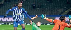 Handlungsschnelligkeit hilft. Während sich seine Gegenspieler aus Hannover erst noch orientieren müssen, denkt Salomon Kalou (l.) schon ans Jubeln. Foto: Annegret Hilse/dpa