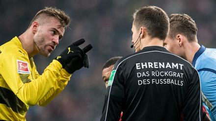 Schiri, schau nochmal nach. Dortmunds Andrey Yarmolenko (l.) fordert den Videobeweis.