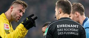 Schiri, schau nochmal nach. Dortmunds Andrey Yarmolenko (l.) fordert den Videobeweis.